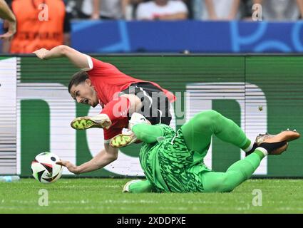 Berlin, Deutschland. Juni 2024. Marcel Sabitzer (Top) von Österreich wird vom polnischen Torhüter Wojciech Szczesny während des Gruppenspiels der UEFA Euro 2024 zwischen Polen und Österreich am 21. Juni 2024 in Berlin angegriffen. Quelle: Ren Pengfei/Xinhua/Alamy Live News Stockfoto