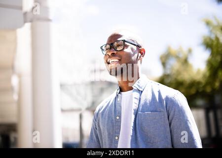 Junger, erfolgreicher Corporate Manager, der das urbane Leben liebt, geschäftige Straßen der Stadt mit Aktenkoffer betritt und Selbstvertrauen und Professionalität ausstrahlt. Stockfoto