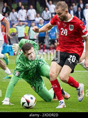 Berlin, Deutschland. Juni 2024. Der polnische Torhüter Wojciech Szczesny (L) versucht, beim Gruppenspiel der UEFA Euro 2024 zwischen Polen und Österreich am 21. Juni 2024 in Berlin zu sparen. Quelle: Xiao Yijiu/Xinhua/Alamy Live News Stockfoto