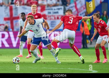 Frankfurt, Deutschland. Juni 2024. Harry KANE, England 9 tritt um den Ball an, Tackling, Duell, Header, zweikampf, Aktion, Kampf gegen Jannick VESTERGAARD, DEN 3 Mikkel Damsgaard, DEN 14 im Gruppenspiel C ENGLAND - DÄNEMARK 1-1 der UEFA-Europameisterschaften 2024 am 20. Juni 2024 in Frankfurt. Fotograf: ddp Images/STAR-Images Credit: ddp Media GmbH/Alamy Live News Stockfoto