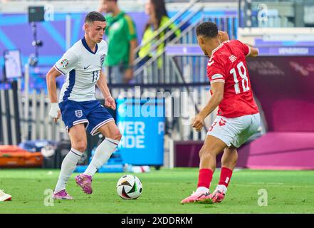 Phil Foden, England 11 tritt um den Ball, Tackling, Duell, Header, zweikampf, Action, Fight gegen Alexander Bah, DEN 18 im Gruppenspiel C ENGLAND - DÄNEMARK 1-1 der UEFA-Europameisterschaften 2024 am 20. Juni 2024 in Frankfurt. Fotograf: Peter Schatz Stockfoto