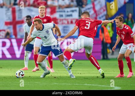 Harry KANE, England 9 tritt um den Ball an, Tackling, Duell, Header, zweikampf, Aktion, Kampf gegen Jannick VESTERGAARD, DEN 3 Mikkel Damsgaard, DEN 14 im Gruppenspiel C ENGLAND - DÄNEMARK 1-1 der UEFA-Europameisterschaften 2024 am 20. Juni 2024 in Frankfurt. Fotograf: Peter Schatz Stockfoto