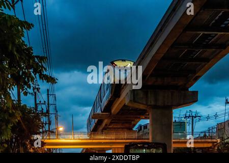 Bangkok, Thailand. Juni 2024. Blick auf die erhöhte Monorail-Linie an einem stürmischen Abend in Bangkok. Bangkok ist berüchtigt für seine Staus, wobei die Bedingungen aufgrund von Unfällen, Straßensperrungen, Bauarbeiten und Wetter jeden Tag unvorhersehbar variieren. In rasant urbanisierenden asiatischen Megacitys wie Bangkok verschärfen starke Regenfälle die Staus aufgrund unzureichender Entwässerungssysteme. Quelle: SOPA Images Limited/Alamy Live News Stockfoto