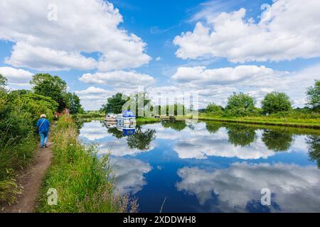 Papercourt Lock and Weir, Wey Navigations, The River Wey bei Pyrford und Send in Surrey im Frühsommer an einem sonnigen Tag mit blauem Himmel und weißen Wolken Stockfoto