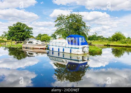 Papercourt Lock and Weir, Wey Navigations, The River Wey bei Pyrford und Send in Surrey im Frühsommer an einem sonnigen Tag mit blauem Himmel und weißen Wolken Stockfoto