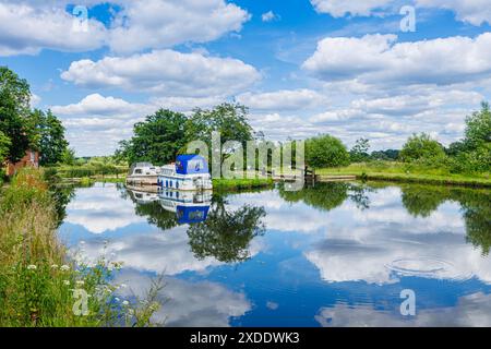 Papercourt Lock and Weir, Wey Navigations, The River Wey bei Pyrford und Send in Surrey im Frühsommer an einem sonnigen Tag mit blauem Himmel und weißen Wolken Stockfoto