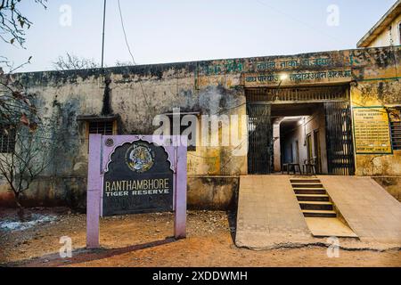 Ranthambore National Park Tiger Reserve National Park Namensschild am Eingang zu Zones 6-7, Rajasthan, Nordindien Stockfoto