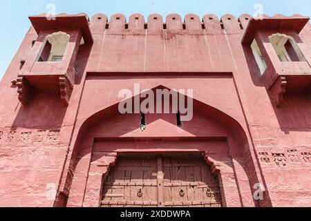 Tor am Jogimahal Gate Eingang zum Ranthambore Nationalpark und Ranthambhore Tiger Reserve, Rajasthan, Nordindien Stockfoto