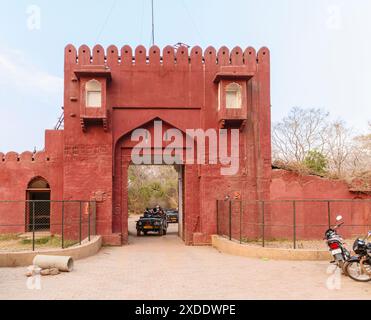 Tor am Jogimahal Gate Eingang zum Ranthambore Nationalpark und Ranthambhore Tiger Reserve, Rajasthan, Nordindien Stockfoto