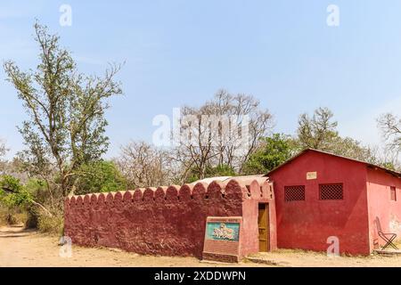 Gemälde von einem Tiger Familie am Jogimahal Gate Eingang zum Ranthambore Nationalpark Ranthambore Tiger Reserve, Rajasthan, Nordindien Stockfoto