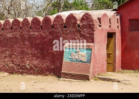 Gemälde von einem Tiger Familie am Jogimahal Gate Eingang zum Ranthambore Nationalpark Ranthambore Tiger Reserve, Rajasthan, Nordindien Stockfoto