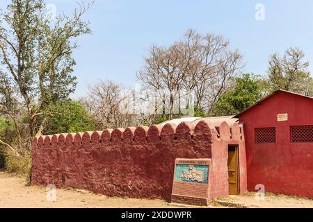 Gemälde von einem Tiger Familie am Jogimahal Gate Eingang zum Ranthambore Nationalpark Ranthambore Tiger Reserve, Rajasthan, Nordindien Stockfoto