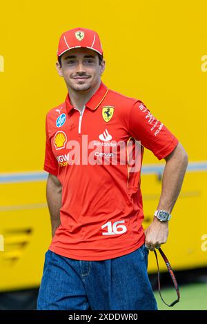 22. Juni 2024; Circuit de Barcelona-Catalunya, Barcelona, Spanien; Formel-1-Grand-Prix 2023 von Spanien; Qualifikationstag; Charles Leclerc von der Scuderia Ferrari kommt im Formel-1-Fahrerlager an Credit: Pablo Guillen/Alamy Stockfoto