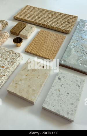 Modernes Innendesign-Material-Musterbrett mit Terrazzo-, Holz- und Keramikfliesen für Mood Board und Wohnkultur und Renovierungskonzept Stockfoto