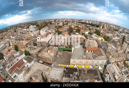 Luftpanorama von nikosia, der zyprischen Hauptstadt, mit ihren traditionellen Häusern und Gebäuden unter einem bewölkten Himmel Stockfoto