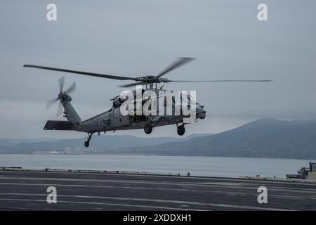 240610-N-IJ966-1042 PAZIFISCHER OZEAN (10. Juni 2024) ein MH-60S Sea Hawk Hubschrauber, der der Helicopter Sea Combat Squadron (HSC) 14 zugeordnet ist, bereitet sich auf die Landung vor Stockfoto