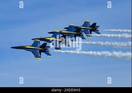 Die US Navy Flight Demonstration Squadron, die Blue Angels, nehmen an der Spirit of St. Louis Air Show am Lambert International Airport in Misso Teil Stockfoto