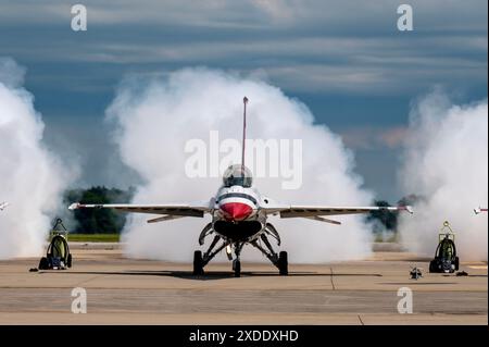 Die U.S. Air Force Thunderbirds bereiten sich auf eine Luftdemonstration über dem Rickenbacker International Airport am 13. Juni 2024 vor Stockfoto