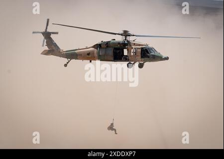 Die Royal Jordanian Armed Forces führt während einer Live-Feuerdemonstration im Rahmen der Übung Eager Lion 21 ein Schnellseil von einem UH-60 Black Hawk-Flugzeug durch Stockfoto