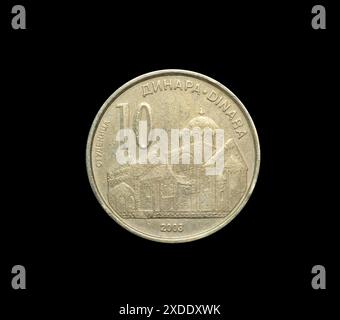 Vorderseite der 10-Dinar-Münze, die Serbien 2003 gemacht hat und das Kloster Studenica zeigt Stockfoto