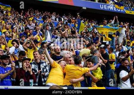 Düsseldorf, Deutschland. Juni 2024. Die ukrainischen Fans spielten am 21. Juni 2024 in der Merkur Spiel-Arena in Düsseldorf während des UEFA Euro 2024-Spiels zwischen der Slowakei und der Ukraine, Gruppe E Datum 2. (Foto: Sergio Ruiz/PRESSINPHOTO) Credit: PRESSINPHOTO SPORTS AGENCY/Alamy Live News Stockfoto