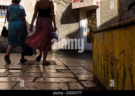 Split, Kroatien - 4. August 2023 : Frauen gehen in einer Steinstraße Stockfoto