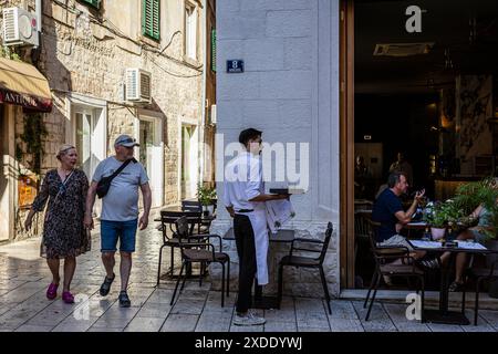 Split, Kroatien - 4. August 2023 : Restaurant in einer Straße in der Innenstadt von Split Stockfoto