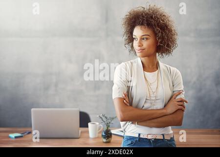 Selbstbewusste, schwarze Frau und nachdenklich für das Denken im Büro, Brainstorming und Ideen für die Planung des Unternehmenswachstums. Afrikanische, weibliche Webdesignerin und Stolz Stockfoto