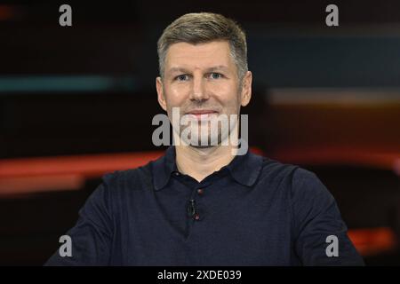 Thomas Hitzlsperger Ex-Fußballspieler 06/24 ihr Thomas Hitzlsperger am 20. Juni 2024 in Markus Lanz , ZDF TV Fernsehen Talkshow Talkshow Deutschland deutsch deutscher Mann Ex ehemaliger Fußballer Sport Sportler Nationalspieler deutscher ehemaliger Fußballspieler quer Porträt lächelnd *** Thomas Hitzlsperger Ex Fußballspieler 06 24 Ihr Thomas Hitzlsperger am 20. Juni 2024 in Markus Lanz , ZDF TV Talkshow Talkshow Deutschland deutscher Mann Ex ehemaliger Fußballspieler Sportsportler Nationalspieler deutscher ehemaliger Fußballspieler Crossportrait lächelnd Stockfoto