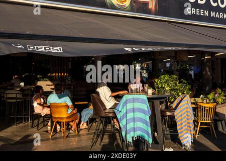 Split, Kroatien - 4. August 2023 : Menschen, die in einem Café chillen Stockfoto