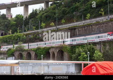 Bau entlang des Nervion River, Bilbao, Spanien Stockfoto