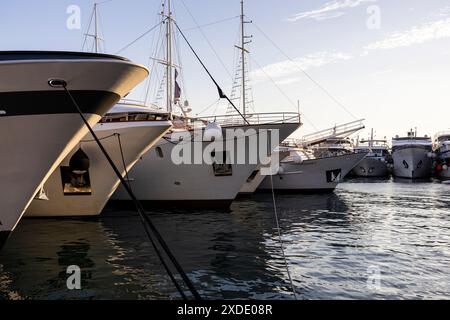 Split, Kroatien - 4. August 2023 : Yachten in Linie Stockfoto