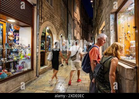 Split, Kroatien - 4. August 2023 : Schaufensterbummel für Menschen Stockfoto