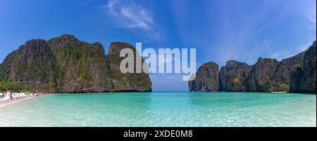 Ein Panoramabild der berühmten Maya Bay auf der Insel Ko Phi Phi Lee. Stockfoto