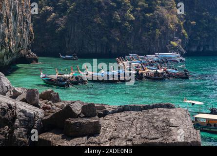 Ein Bild von Langboot-Booten, die auf der Insel Ko Phi Phi Lee ruhen. Stockfoto