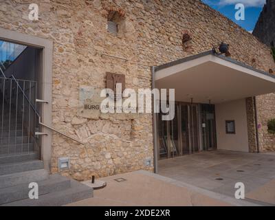 Perchtoldsdorf, Österreich - 22. JULI 2023. Historische Altstadt mit befestigtem Turm, erbaut im 15. Und 16. Jahrhundert. Stadt Perchtoldsdorf, Moedling di Stockfoto