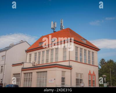 Perchtoldsdorf, Österreich - 22. JULI 2023. Historische Altstadt mit befestigtem Turm, erbaut im 15. Und 16. Jahrhundert. Stadt Perchtoldsdorf, Moedling di Stockfoto
