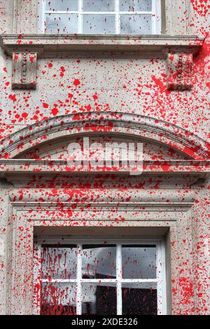 Cambridge, England, Großbritannien. Juni 2024. Das Senatshaus, nachdem Aktivisten von Palestine Action das Äußere des Grade1-denkmalgeschützten Gebäudes mit roter Farbe verlassen hatten. Aktivisten der Palästinensischen Aktion und ihre Unterstützer haben direkte Maßnahmen gegen diejenigen ergriffen, die den Völkermord in Gaza ermöglichen. Sie behaupten, dass die Universität Cambridge aktiv in Waffenunternehmen und Forschungspartnerschaften investiert, die den Völkermord zwischen Großbritannien und den USA ermöglichen und normalisieren. Die Graduierung für Cambridge-Absolventen beginnt am Mittwoch, den 26. Juni, der im Senate House stattfindet. Studenten und ihre Unterstützer sind es Stockfoto