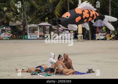 Nord-Jakarta, Dki Jakarta, Indonesien. Juni 2024. Eine Reihe von Touristen sonnen sich am ersten Tag des internationalen Drachenfestes am Ancol Beach, Nord Jakarta, Samstag (22.06.2024). Das Kite Festival wurde anlässlich des 497. Geburtstags des DKI Jakarta veranstaltet. (Kreditbild: © GEMA Azwar Hakiki/ZUMA Press Wire) NUR REDAKTIONELLE VERWENDUNG! Nicht für kommerzielle ZWECKE! Stockfoto