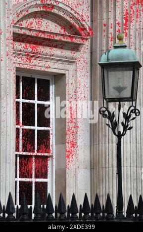 Cambridge, England, Großbritannien. Juni 2024. Das Senatshaus, nachdem Aktivisten von Palestine Action das Äußere des Grade1-denkmalgeschützten Gebäudes mit roter Farbe verlassen hatten. Aktivisten der Palästinensischen Aktion und ihre Unterstützer haben direkte Maßnahmen gegen diejenigen ergriffen, die den Völkermord in Gaza ermöglichen. Sie behaupten, dass die Universität Cambridge aktiv in Waffenunternehmen und Forschungspartnerschaften investiert, die den Völkermord zwischen Großbritannien und den USA ermöglichen und normalisieren. Die Graduierung für Cambridge-Absolventen beginnt am Mittwoch, den 26. Juni, der im Senate House stattfindet. Studenten und ihre Unterstützer sind es Stockfoto