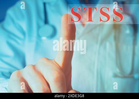 Nahaufnahme eines Arztes, der mit dem Finger nach oben auf das Streptokokken-Streptokokken-Syndrom zeigt. Stockfoto