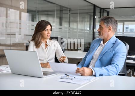 Finanzmanager und Investor diskutieren bei der Besprechung über das Unternehmensprojekt. Stockfoto