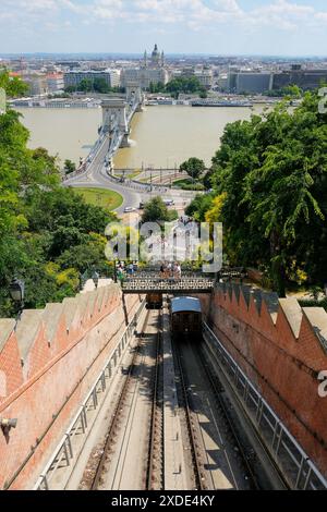 Die Seilbahn verbindet die Donauufer mit der Burg Buda und ist seit 1870 in Betrieb. Stockfoto