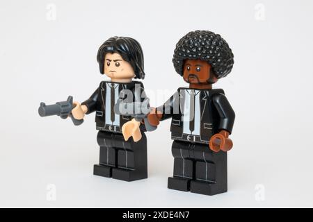 Zwei Lego-Minifiguren in einem schwarzen Anzug mit einer Waffe Stockfoto