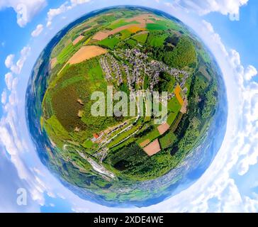 Luftaufnahme, Wohngebiet, Blick auf Antfeld, umgeben von Wald und Wiesen mit Feldern, Erdkugel, Fischaugenbild, 360-Grad-Bild, winzige Welt Stockfoto