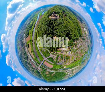 Luftaufnahme, Kaiser-Wilhelm-Denkmal, Kulturdenkmal, Wiehengebirge und Weser mit Portabrücke, Globus, Fischaugenbild, 360-Grad-Bild, winzig Stockfoto