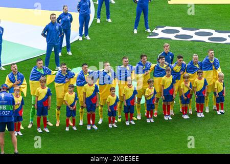 Düsseldorf, Deutschland. Juni 2024. Die Ukraine vor einem Fußballspiel zwischen den Nationalmannschaften der Slowakei und der Ukraine am 2. Spieltag in der Gruppe E in der Gruppenphase des UEFA Euro 2024-Turniers am Freitag, den 21. Juni 2024 in Düsseldorf. Quelle: Sportpix/Alamy Live News Stockfoto