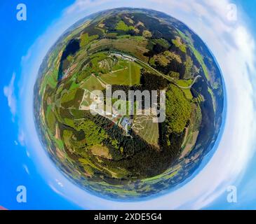 Blick aus der Vogelperspektive, Green Hill Bikepark und Seilbahnlift, Mountainbikeweg in Gellinghausen, umgeben von Wald, Wiesen und Feldern, Globus, Fischaugen im Stockfoto