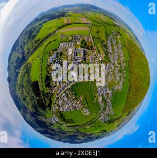 Luftaufnahme, Wohngebiet, Blick auf den Stadtteil Kloster Grafschaft und Fachkrankenhaus Kloster Grafschaft GmbH, umgeben von Wiesen und Feldern Stockfoto