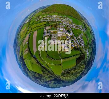 Luftaufnahme, Wohngebiet, Blick auf den Stadtteil Kloster Grafschaft und Fachkrankenhaus Kloster Grafschaft GmbH, umgeben von Wiesen und Feldern Stockfoto